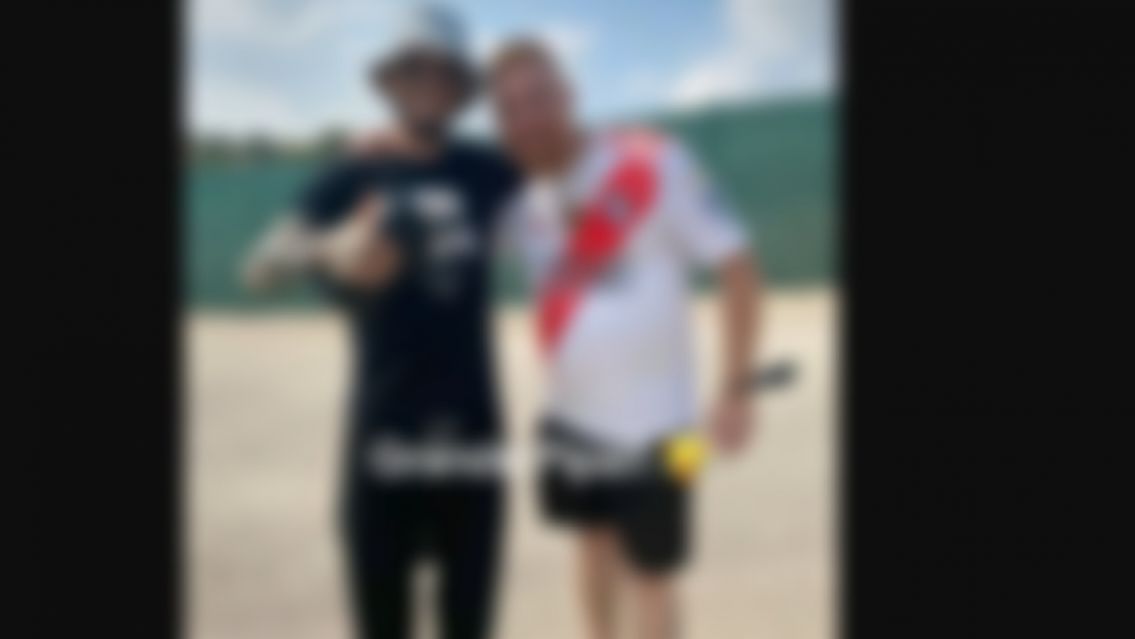 Escándalo en Boca antes de la semifinal: Benedetto apareció abrazado a uno de River