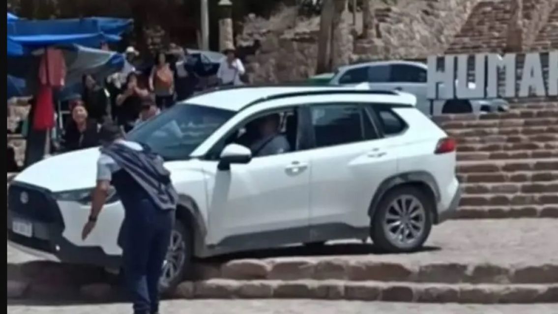 Turista perdido bajó con el auto por el Monumento en Humahuaca
