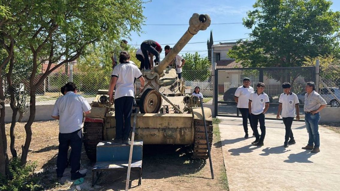 Un tanque de guerra apareció en una escuela: porqué lo dejaron ahí