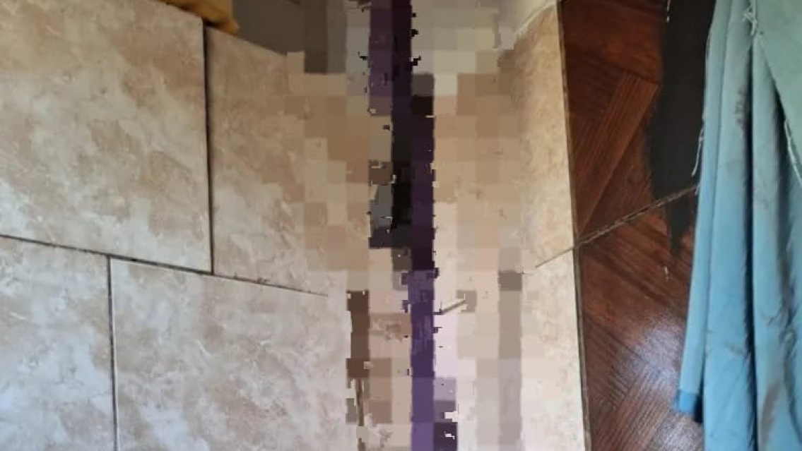 Mujer pend�a de una soga en el ba�o y arrestaron a su ex marido. �Qu� pas�?