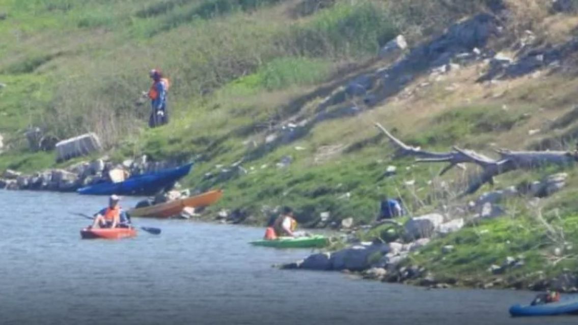 Parecía muy tranquilo en el dique, pero cometía una atrocidad en el agua