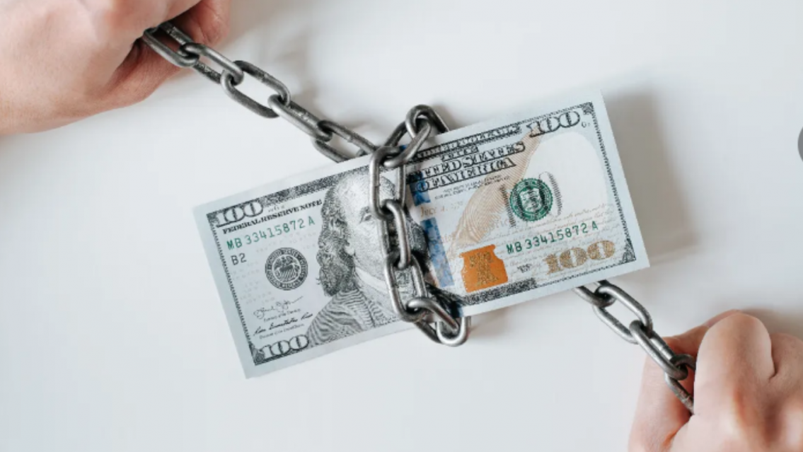 Allá compran dólares: las nuevas restricciones que dispuso el Gobierno