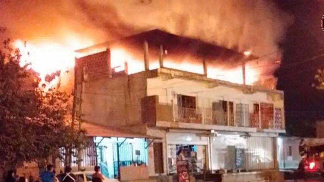 Voraz incendio consumi� la vivienda de una familia juje�a en San Pedro