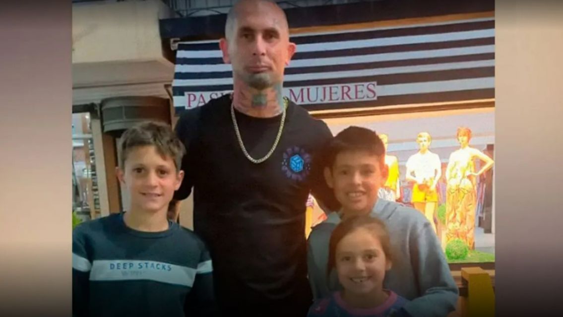 Ema Noir de Ke Personajes se apareció en la peatonal y les compró zapatillas