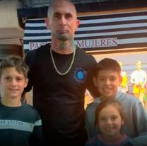 Ema Noir de Ke Personajes se apareci&oacute; en la peatonal y les compr&oacute; zapatillas