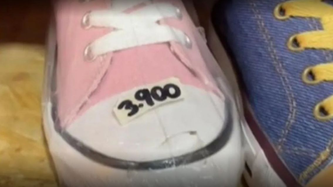 Zapatillas por $3000: juje�os invadieron un local que tiene los precios en el piso