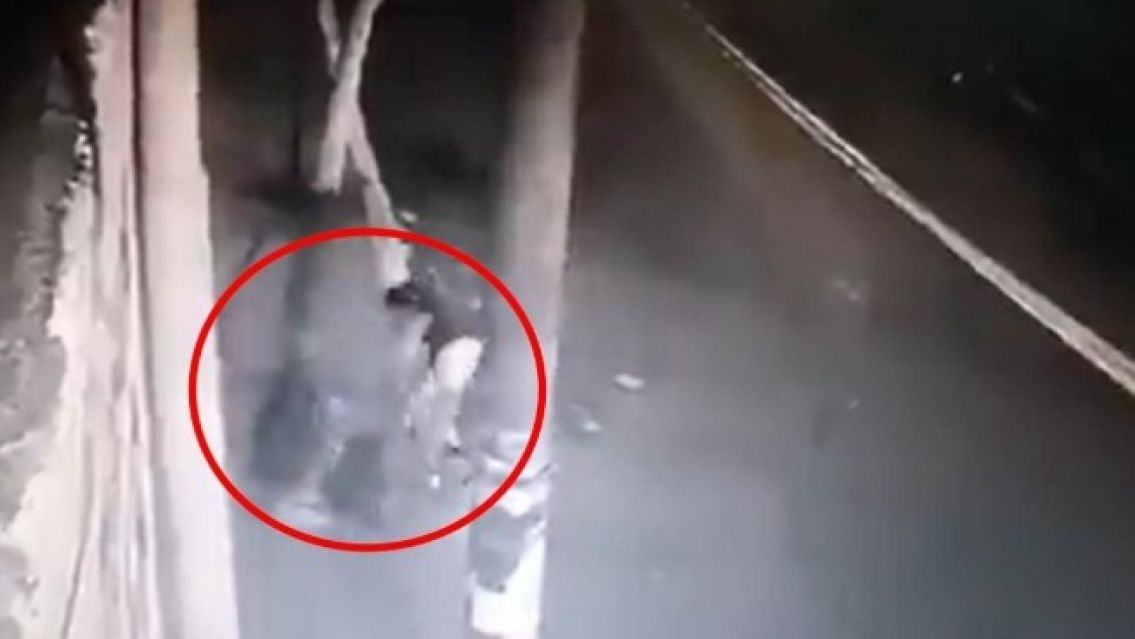 Brutal ataque de una jujeña a otra mujer en plena calle: Había una nenita en medio de la pelea