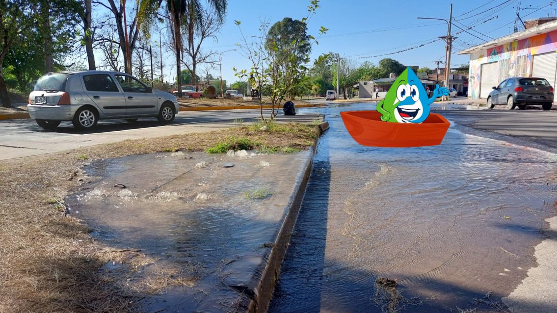 Descomunal pérdida de Agua Potable convirtió una calle en un río