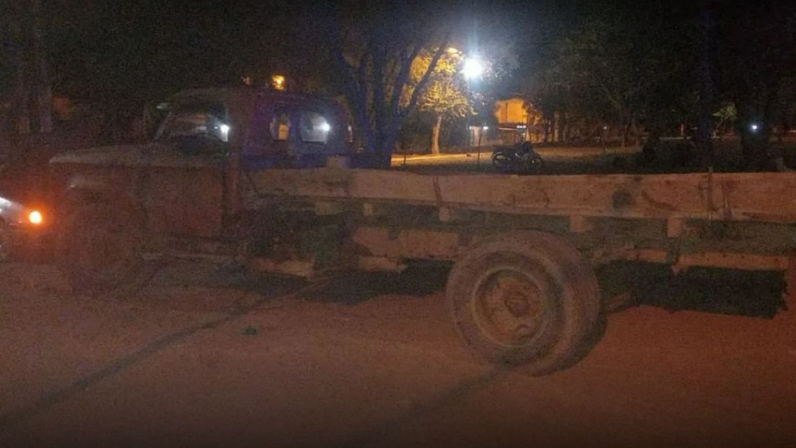 Manejaba una moto, choc� contra un cami�n y muri�: detuvieron al ch�fer