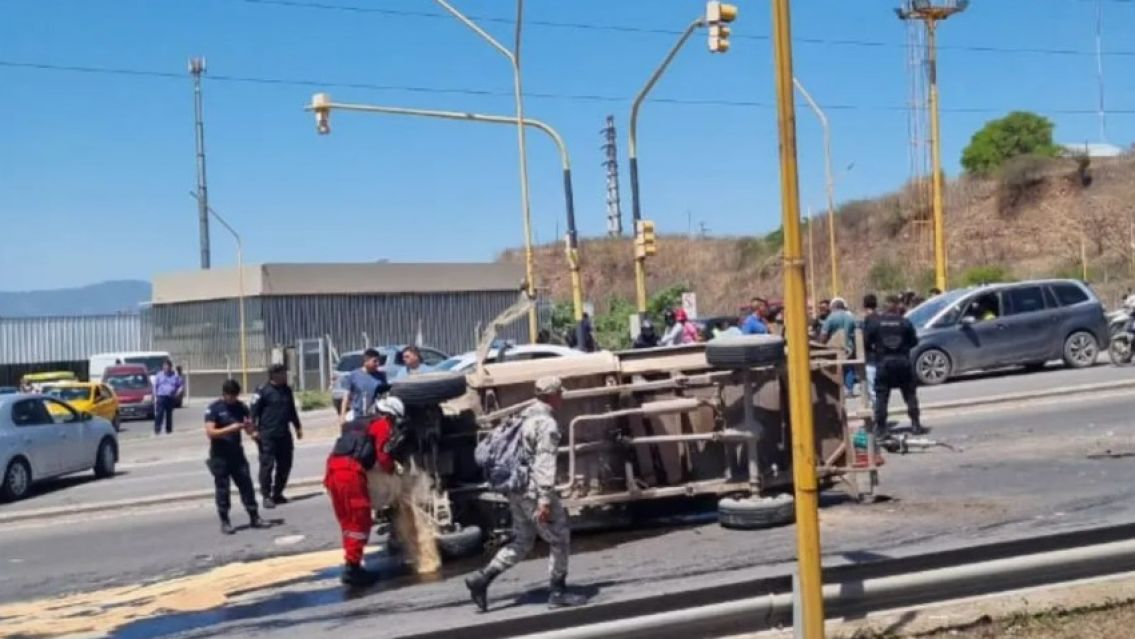Brutal vuelco de un cami�n en Ruta 9 y cortaron el tr�nsito