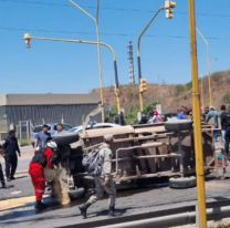 Brutal vuelco de un camión en Ruta 9 y cortaron el tránsito