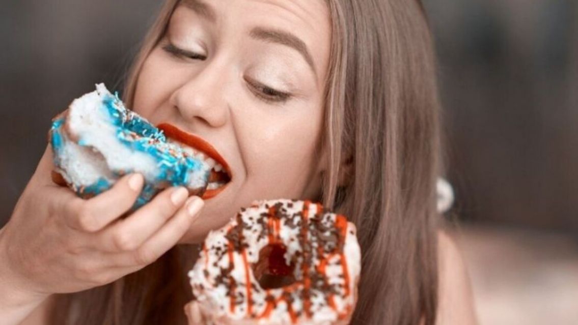 Los dos signos que aman comer: "Disfrutan tener algo en la boca todo el día"