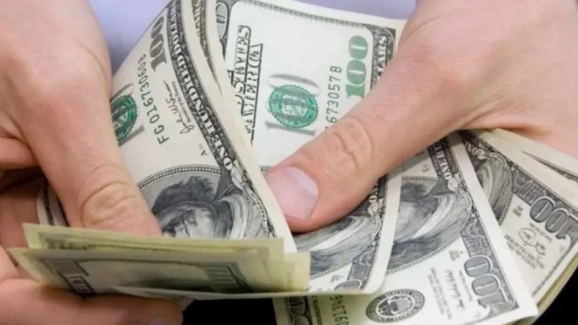 El dólar blue cotiza este miércoles a $955 para la venta