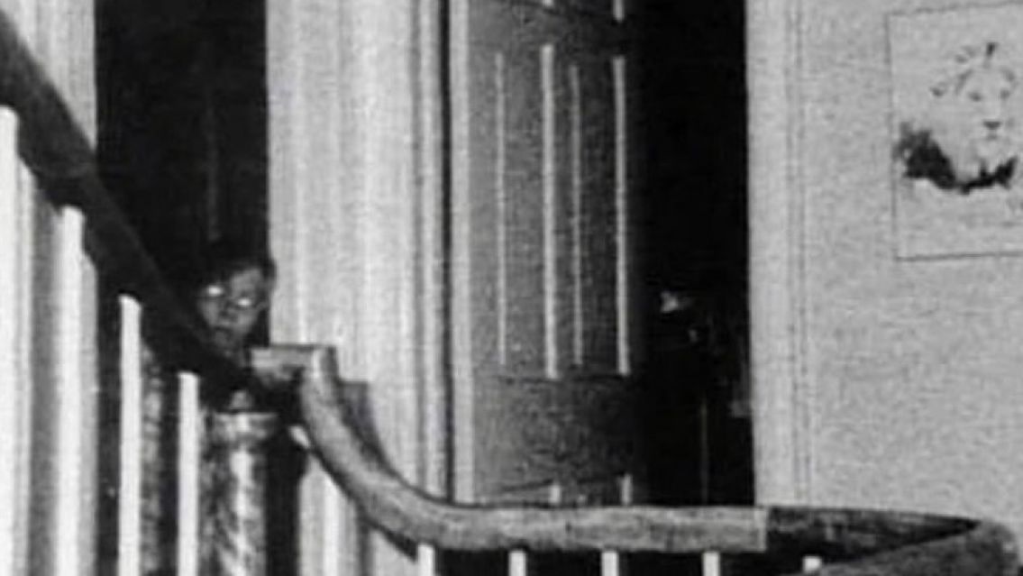 Se conoció la historia de la foto paranormal más famosa: "Escuchaba voces"