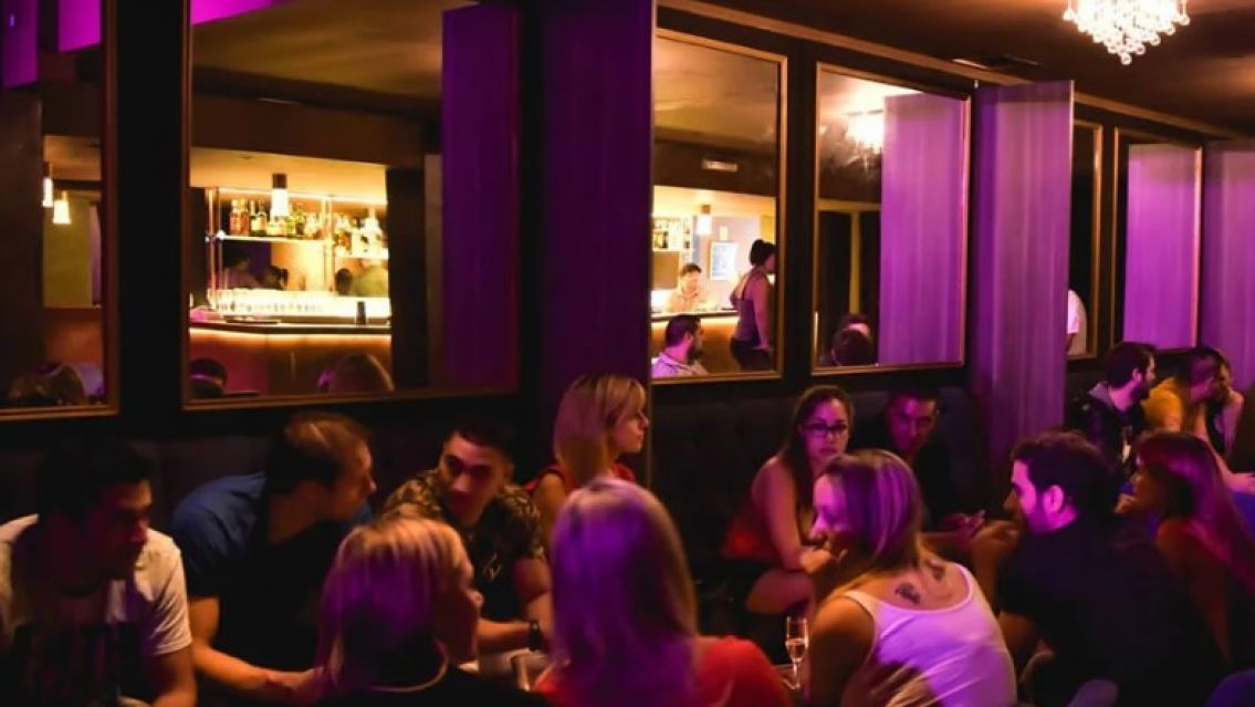 Le encontró mensajes con su amante y la fue a buscar: no las podían separar