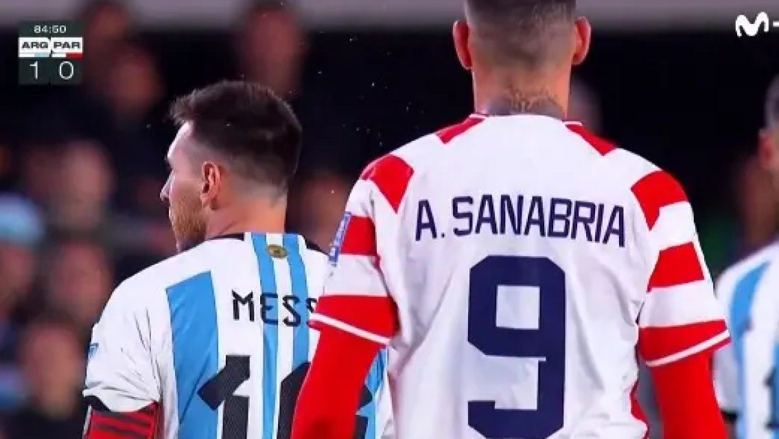 Leo se calent� con el paraguayo que lo escupi�, "no s� qui�n es el chico este"