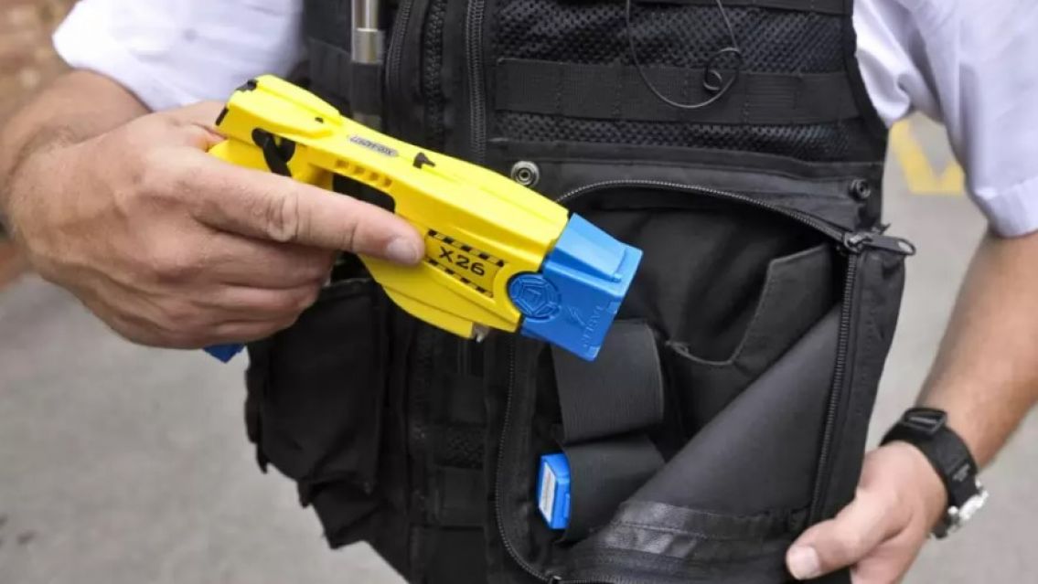 La Policía de la CABA usó por primera vez una pistola Taser: redujeron a un hombre que amenazó a otras personas con un cuchillo