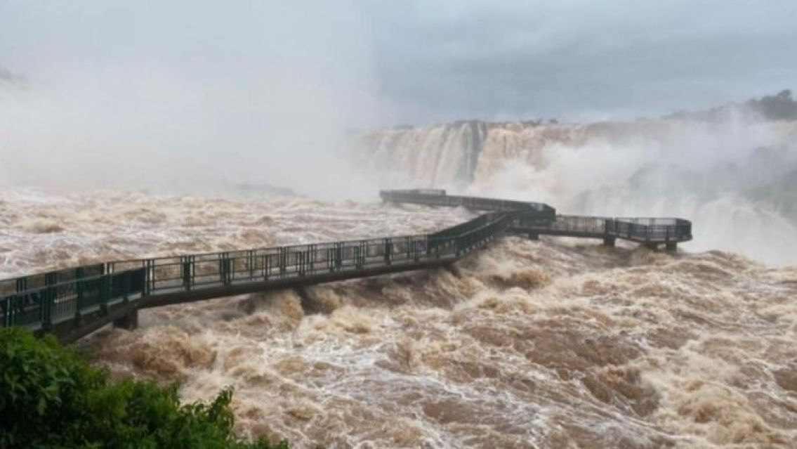 Cierran la Garganta del Diablo por el enorme caudal de agua en las Cataratas del Iguazú