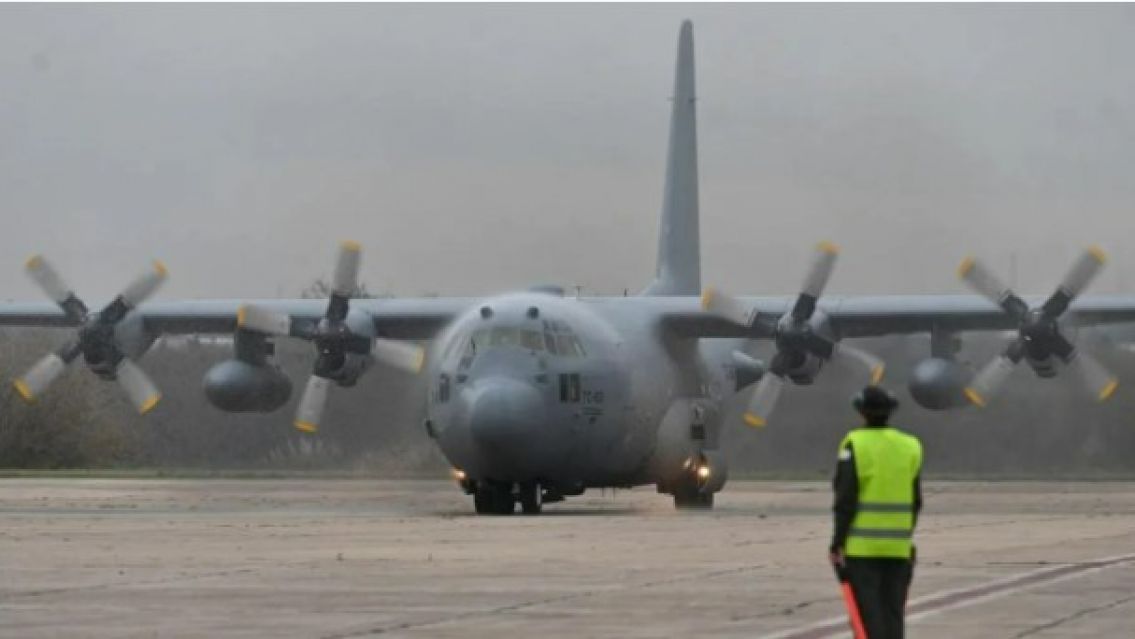 Llegaron a Ezeiza los primeros argentinos evacuados de Israel y se reencontraron con sus familiares