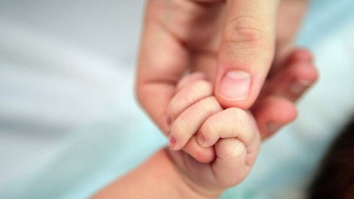 Internaron a una beba con fracturas y est� grave: investigan a su mam� y al padrastro