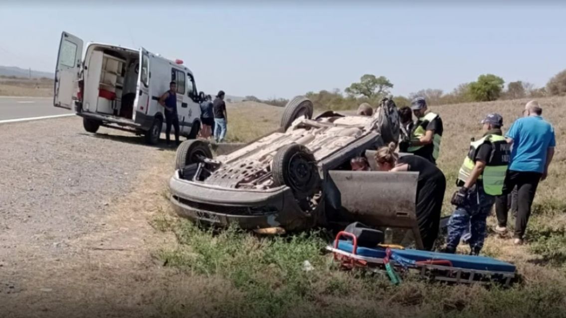 Brutal vuelco en la ruta dej� un muerto y varios heridos