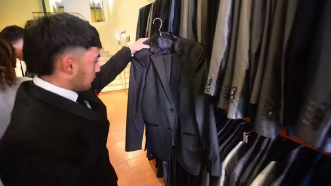 Los precios de los vestidos y trajes para la Cena Blanca en Jujuy se dispararon