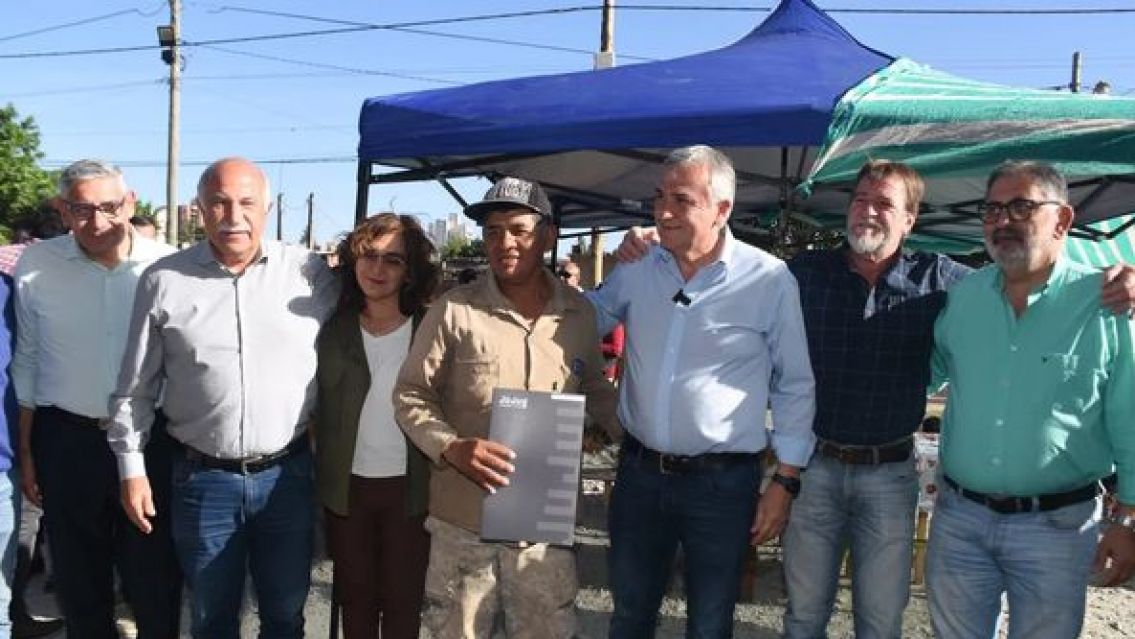 Morales entregó los títulos de propiedad de 600 lotes a familias jujeñas