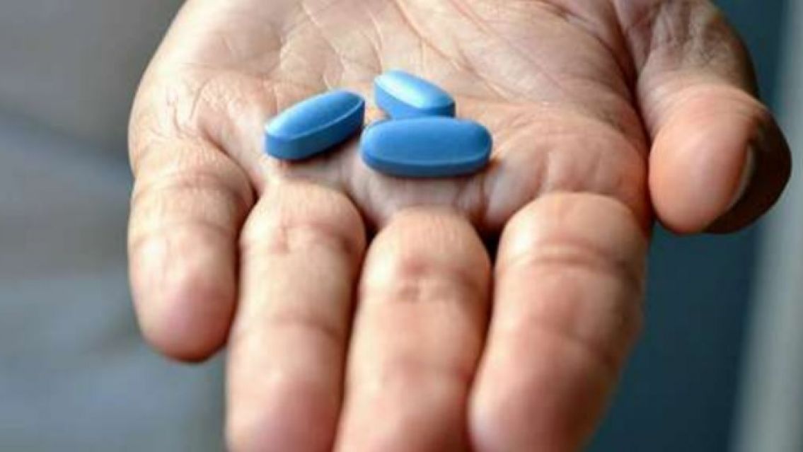 Un hombre tomó demasiado viagra y quedó ciego de un ojo
