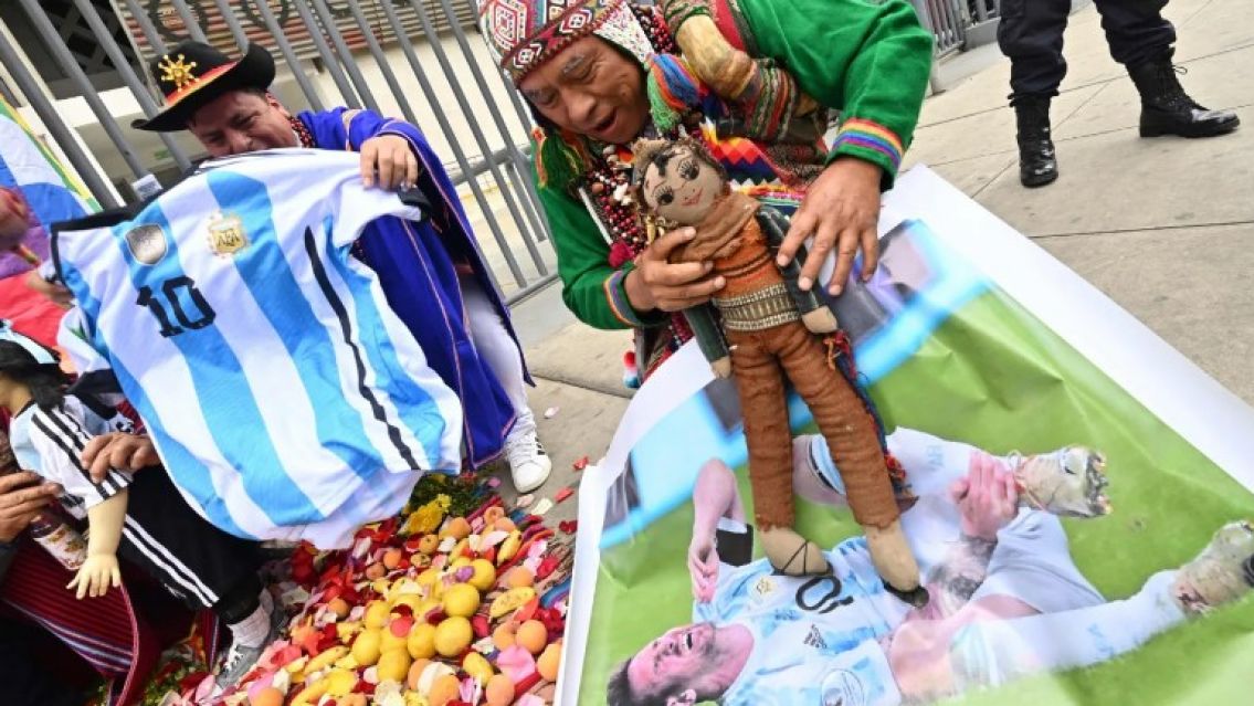 Guerra de chamanes en Perú: se enfrentaron los que quieren embrujar a Messi