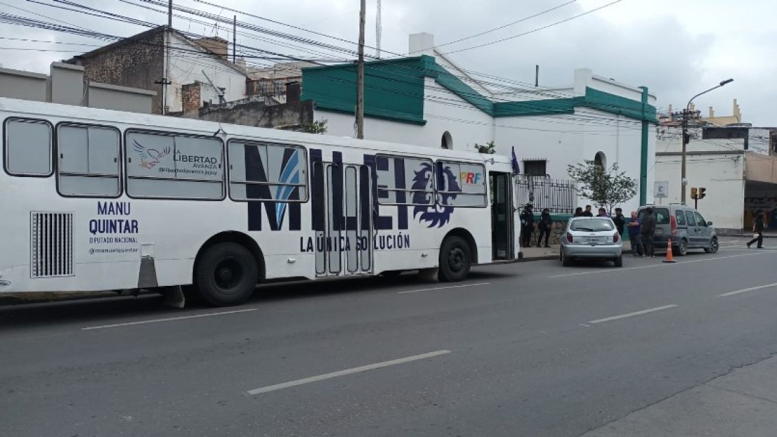 El colectivo ploteado de Milei choc� contra dos autos en el centro juje�o 