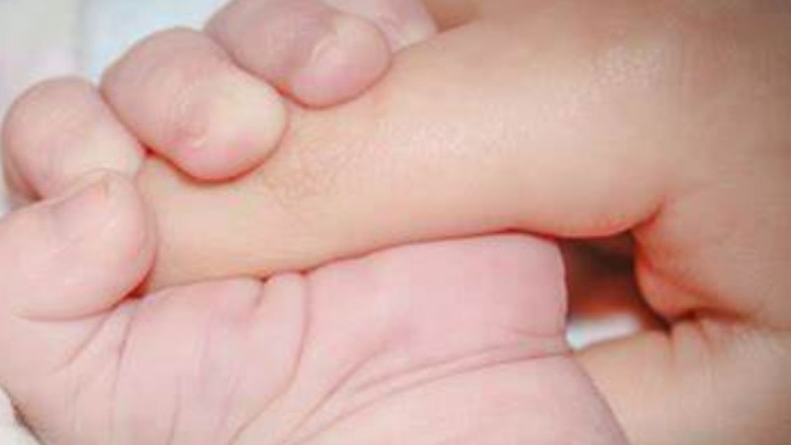 Una embarazada de 5 meses cayó de una moto y se fracturó el cráneo