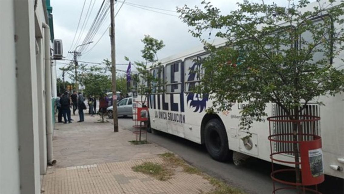 Sin seguro y con el carnet vencido: as� choc� el colectivo de Milei en Jujuy
