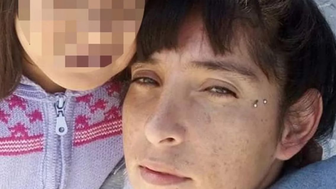 Pidió una torta de cumpleaños para su hija y fue asesinada a puñaladas por la novia de su ex