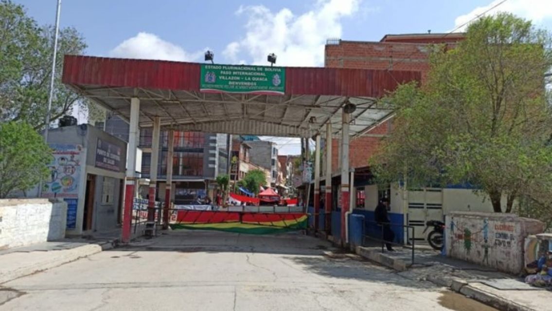 Contin�a el corte total del puente internacional por un reclamo en Bolivia