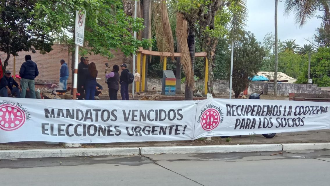 Olla popular en la Telef�nica de Palpal� por despidos e incumplimientos