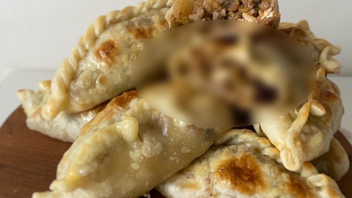 Pidieron empanadas de un conocido local y encontraron algo horrible en el relleno: hay fotos