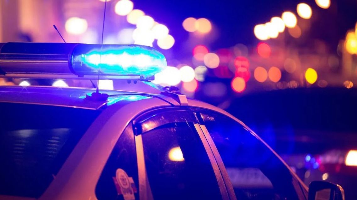 Lo persiguieron ladrones para robarle la moto y murió al chocar una columna