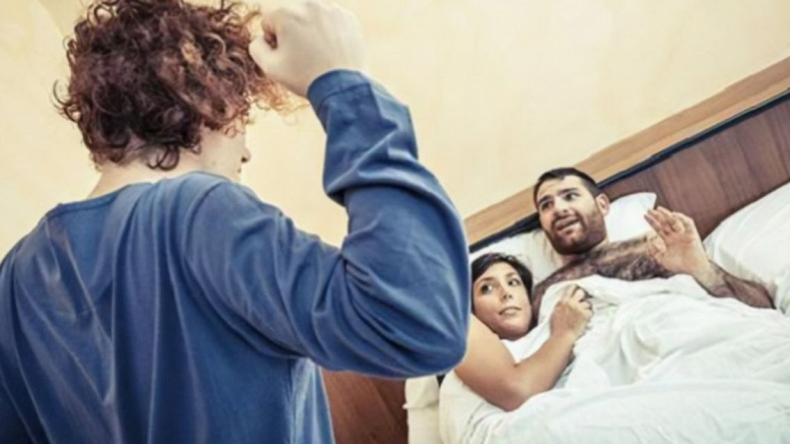 Descubri� que su mujer lo enga�aba con su hermano y se veng� de la peor manera