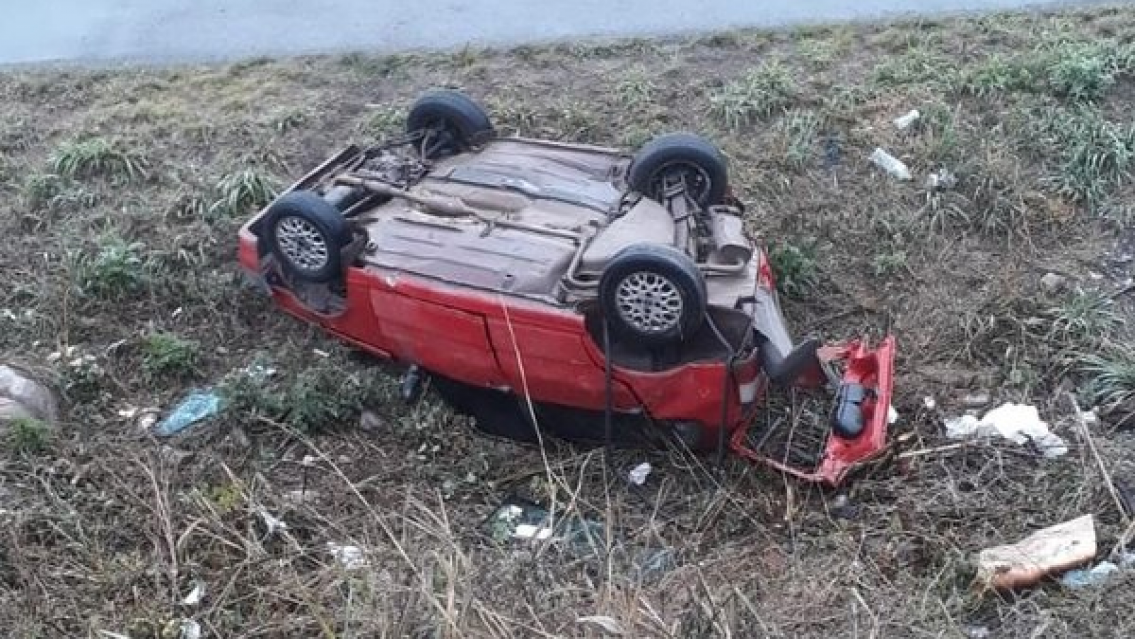 ¿Y la veda? ¿Y los controles? Completamente borracho chocó, volcó y mandó al hospital a un hombre