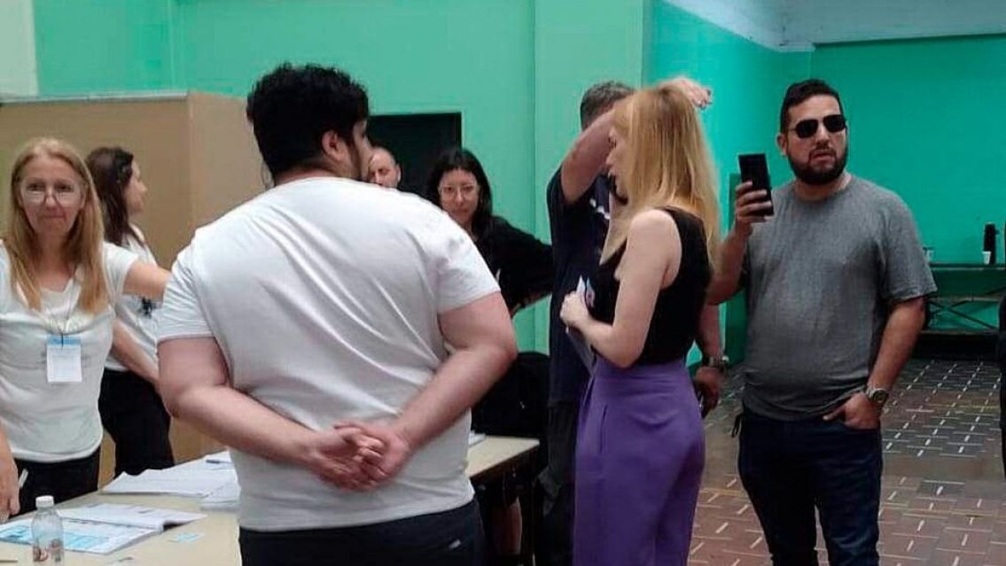 Papel�n de la candidata de Milei: sali� con la boleta en la mano