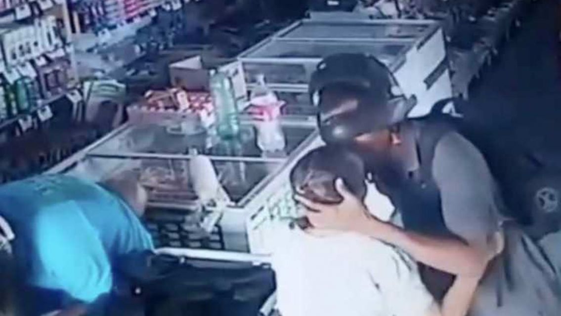 Chorro jujeño robó un celular y antes de huir le dio un beso en la boca