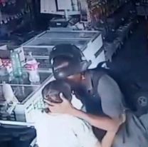 Chorro juje&ntilde;o rob&oacute; un celular y antes de huir le dio un beso en la boca
