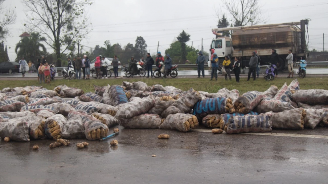 Volc� un cargamento de papas en una ruta norte�a, lo saquearon al instante