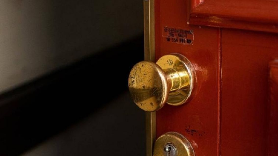 Crey� que eran sus familiares, dej� la puerta abierta y le robaron todo: los detalles