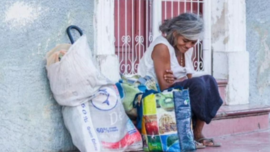 Jubilada no puede pagar el alquiler y ahora vive en la Terminal: no tiene familia