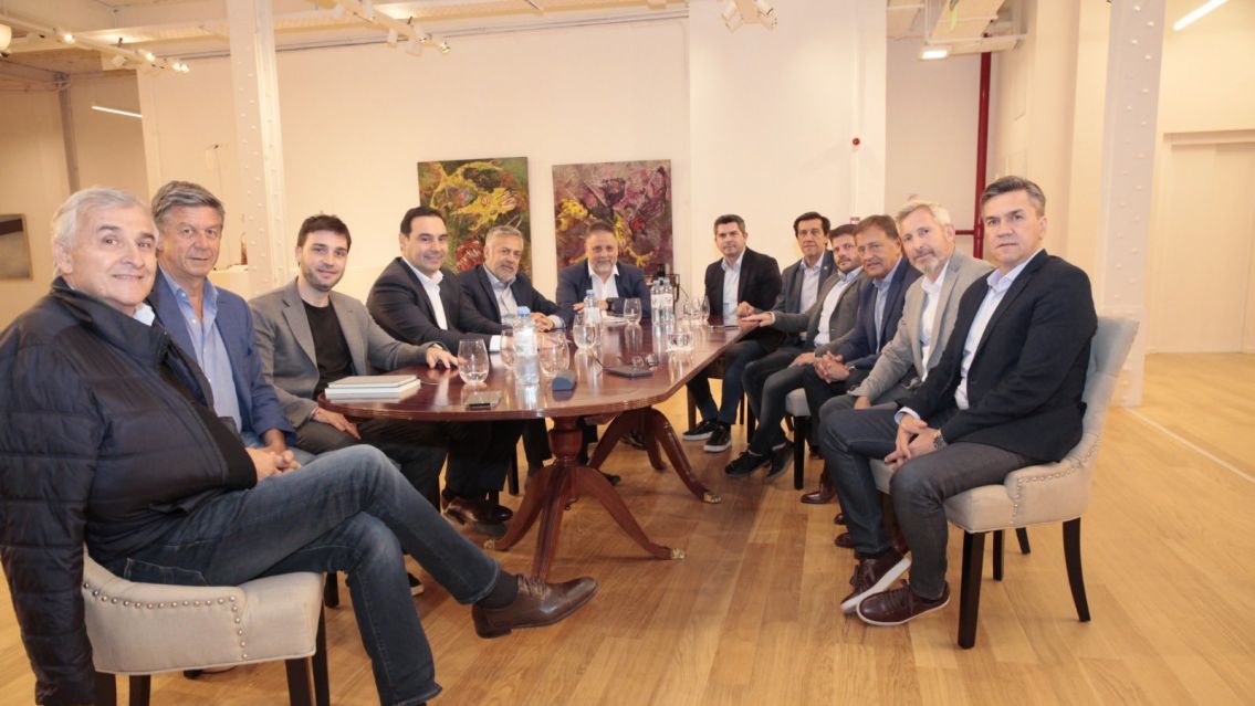 Gobernadores electos de JxC rechazaron apoyar a Milei y a Massa