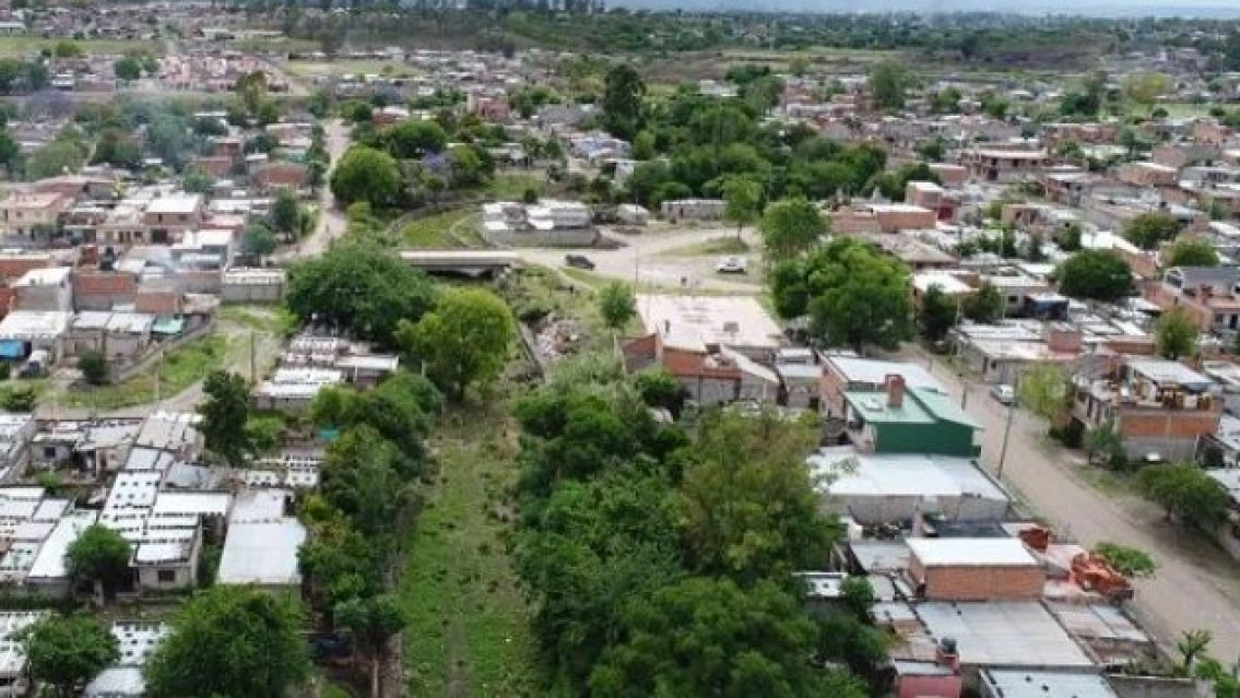 Jujeño se sacó en la calle, revisó el celular de su novia y la apuñaló