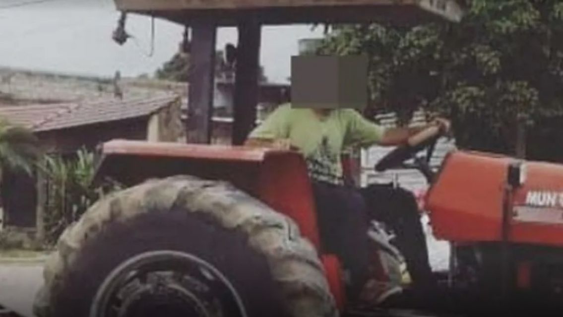 Mujer fue aplastada por la rueda de un tractor en la ruta