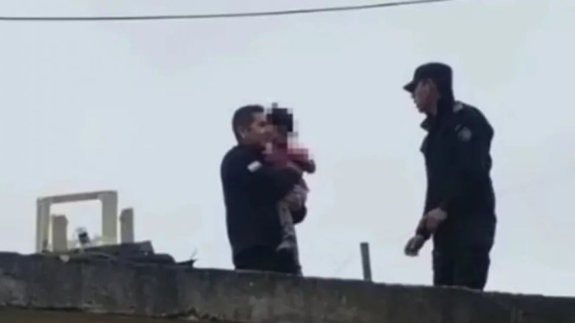 Conmoci�n: detuvieron a un hombre por robo y encontraron a su hija de 3 a�os arriba de un techo con hipotermia