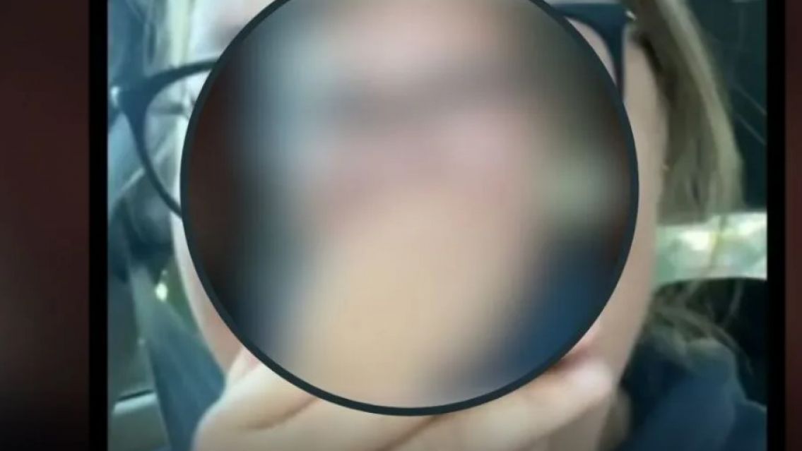 Reconocida modelo se tatu� en una parte delicada y termin� llorando: "No puedo..."